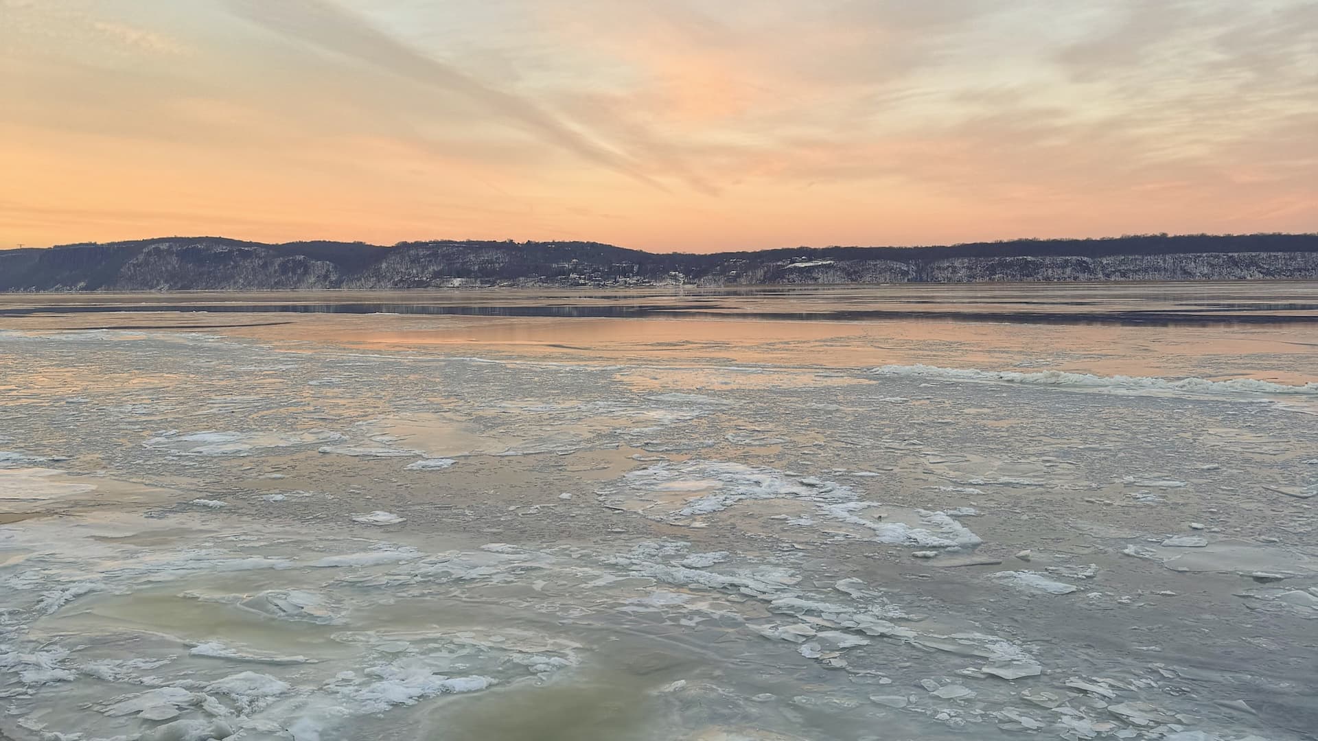 Winter morning on the Hudson River